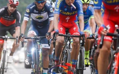 PELOTON DE RETOUR COSTA RICA ROULERA AVEC 110 PÉDALISTES