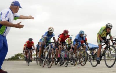 LES CYCLISTES DE L’ÉQUATEUR RECHERCHENT LE MEXIQUE À CHECK