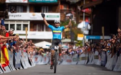 LEONARDO PÁEZ REÇOIT LE GOLDEN PRESEA ET LE T-SHIRT ARCOÍRIS AU MONDE DU MARATHON
