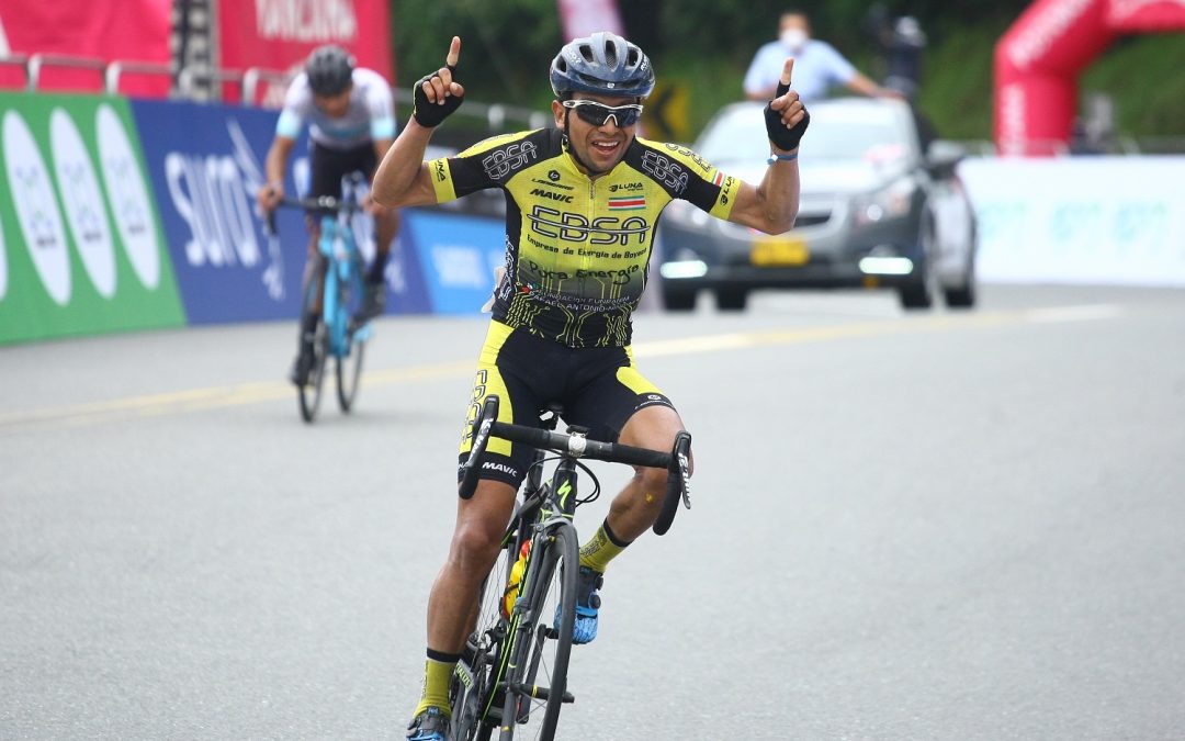 VUELTA A COLOMBIA: SALVADOR MORENO CONQUISTA LOS 3233 METROS DEL ALTO DE LA LÍNEA Y DIEGO CAMARGO SE VISTE DE LÍDER