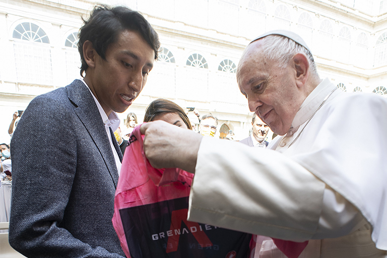 Egan Bernal was received by Pope Francis