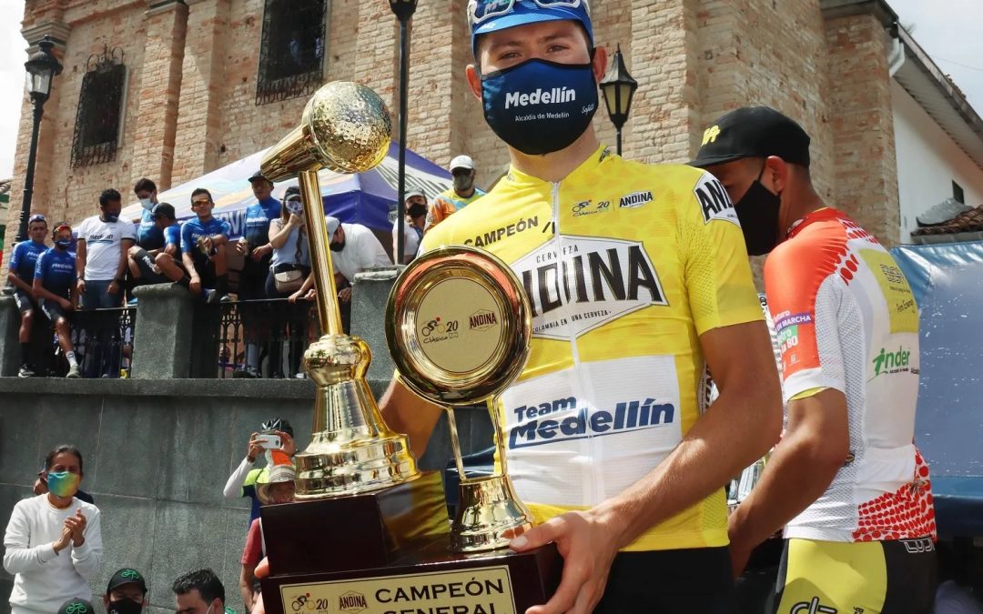 José Tito Hernández posando al lado del trofeo de campeón del Clásico RCN 2020. (Foto Archivo © RMC)