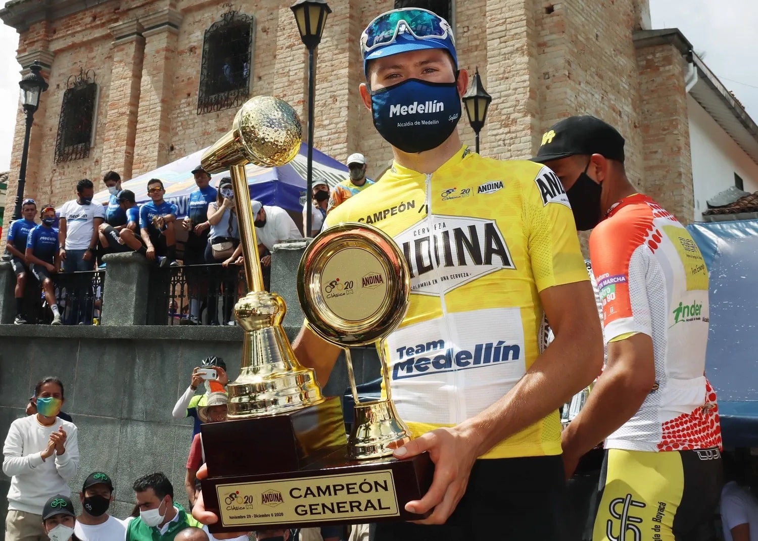 José Tito Hernández posando al lado del trofeo de campeón del Clásico RCN 2020. (Foto Archivo © RMC)