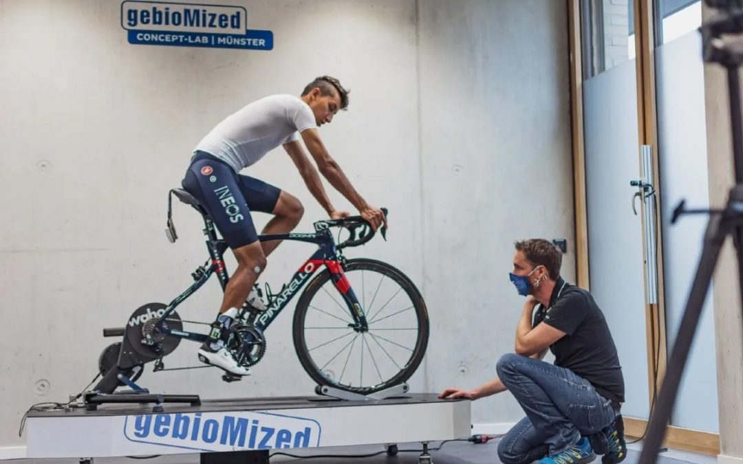 Egan Bernal trabaja con GebioMized la posición aerodinámica. (Foto Archivo © GebioMized)