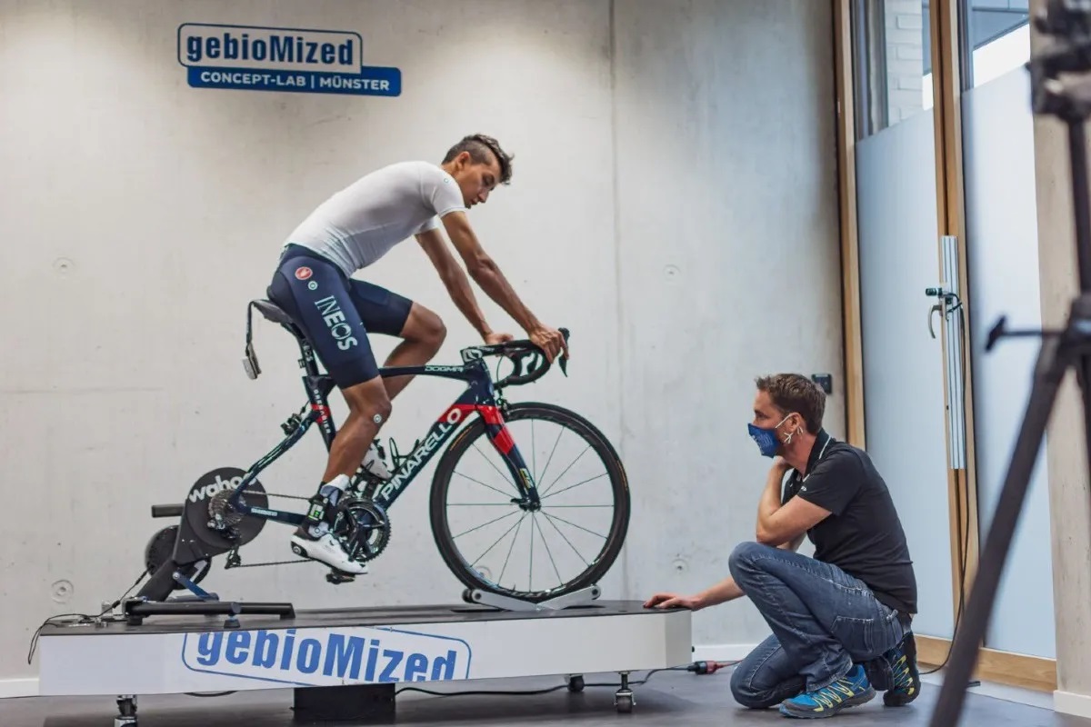 Egan Bernal trabaja con GebioMized la posición aerodinámica. (Foto Archivo © GebioMized)