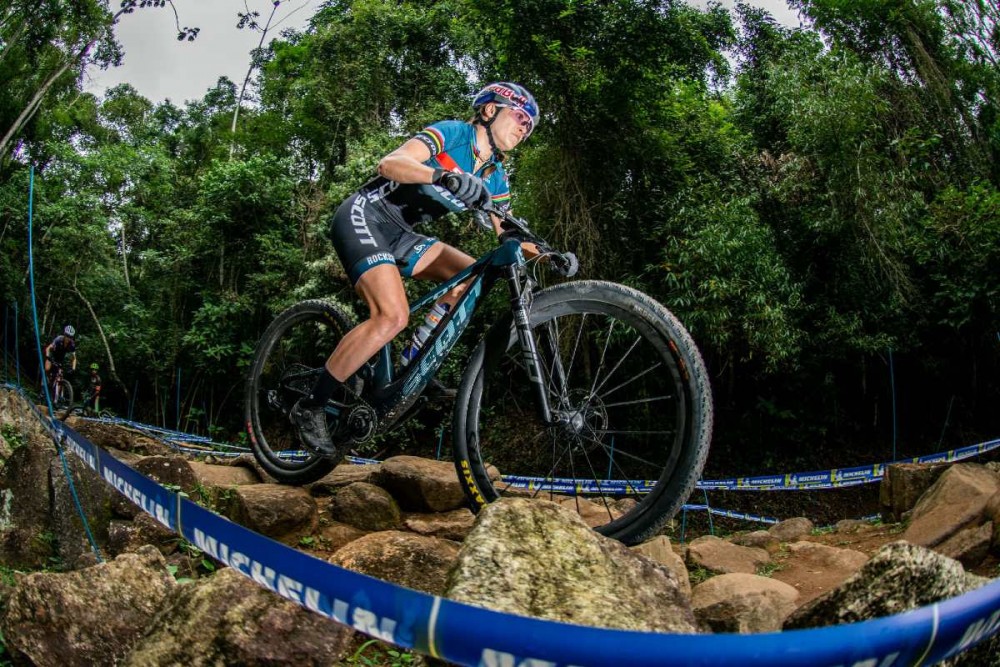 Kate Courtney en el Short Track. Foto por Cesar Delong