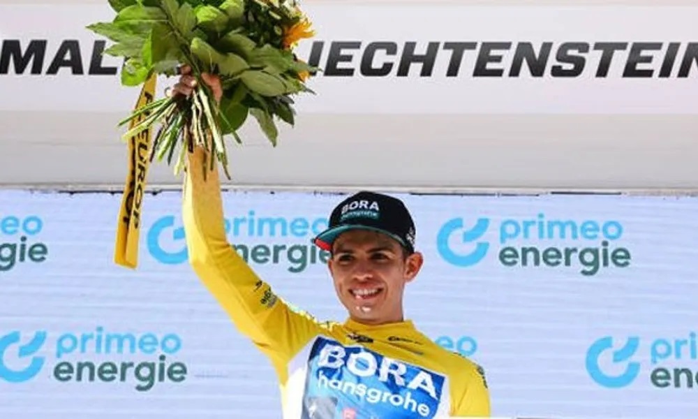 Sergio Higuita wears yellow at the Tour de Suisse