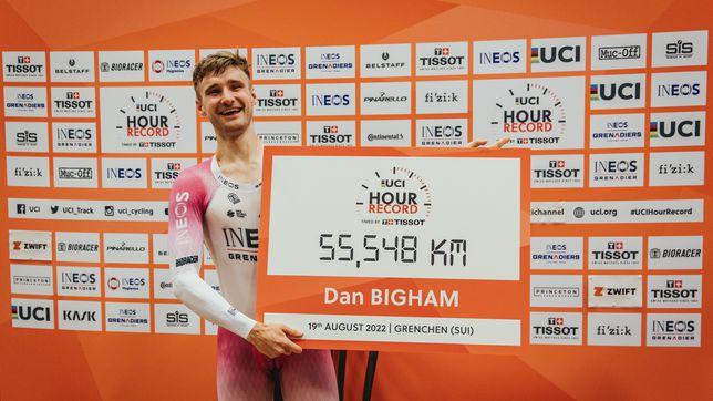 Dan Bigham breaks the hour record