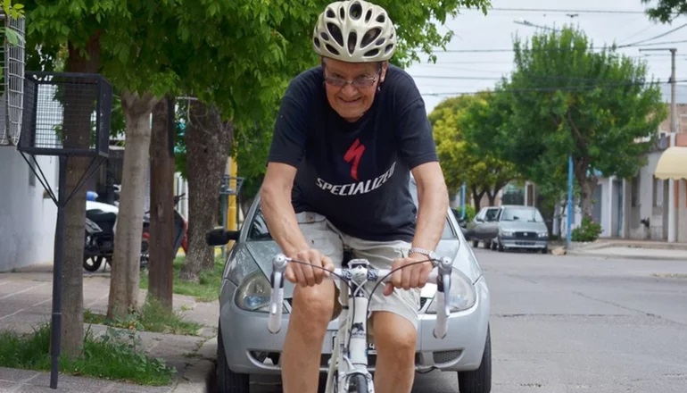 A sus 90 años, Tomás Alaniz hace más de 50 kilómetros en bicicleta