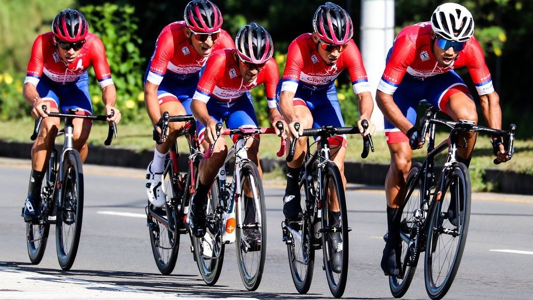 10 famous teams and cyclists arrive in San Juan for the Vuelta