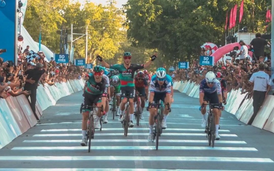 Sam Bennett abrió la Vuelta a San Juan con sonrisa ganadora