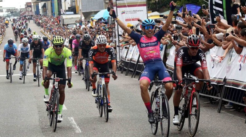 Venezuelan César Sanabria climbs to the first podium in the Tour of Táchira