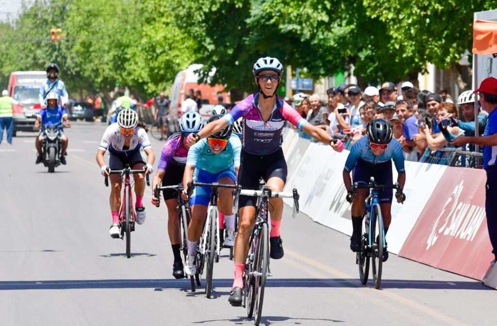 Ganadores de la segunda etapa en la Vuelta a San Juan Femenina y Junior: Mercedes Fadiga y Román Gorocito