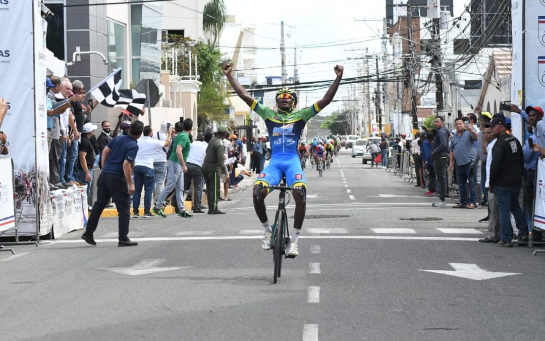 Ronald Geran vuelve a ganar en la Vuelta Independencia