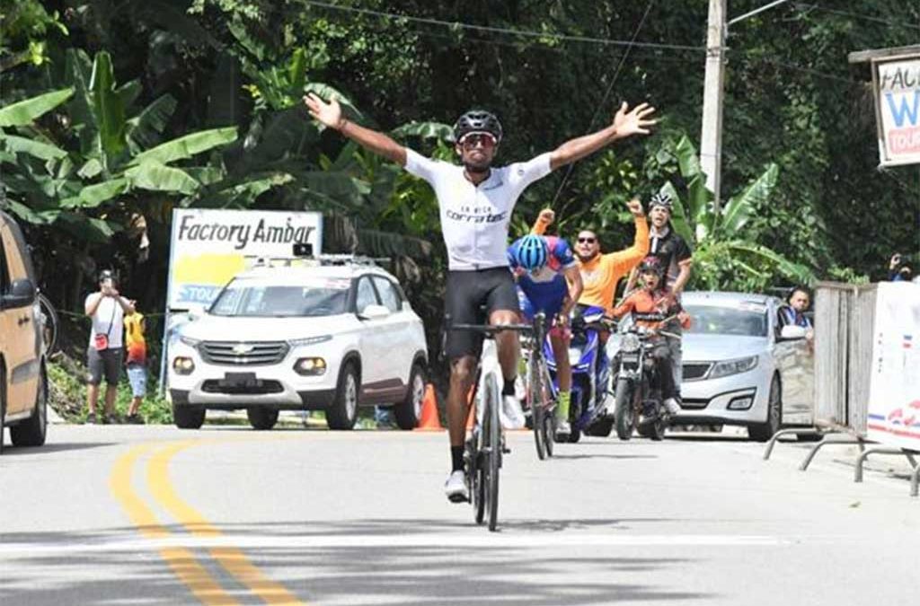 Ismael Sánchez, arms raised and conquers the fifth stage of the Independence Cycling Tour