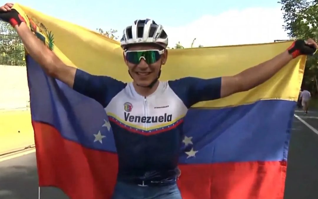 Orluis Aular defeats Supermán López in the road race of the 2023 Centrocaribes Games