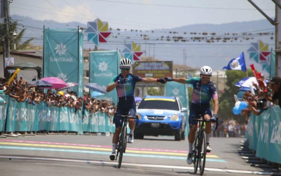 Podio completo para el Team Medellín en el inicio de la Vuelta Bantrab