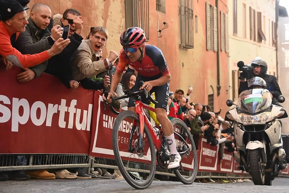 Tom Pidcock erects his monument on the Strade Bianche