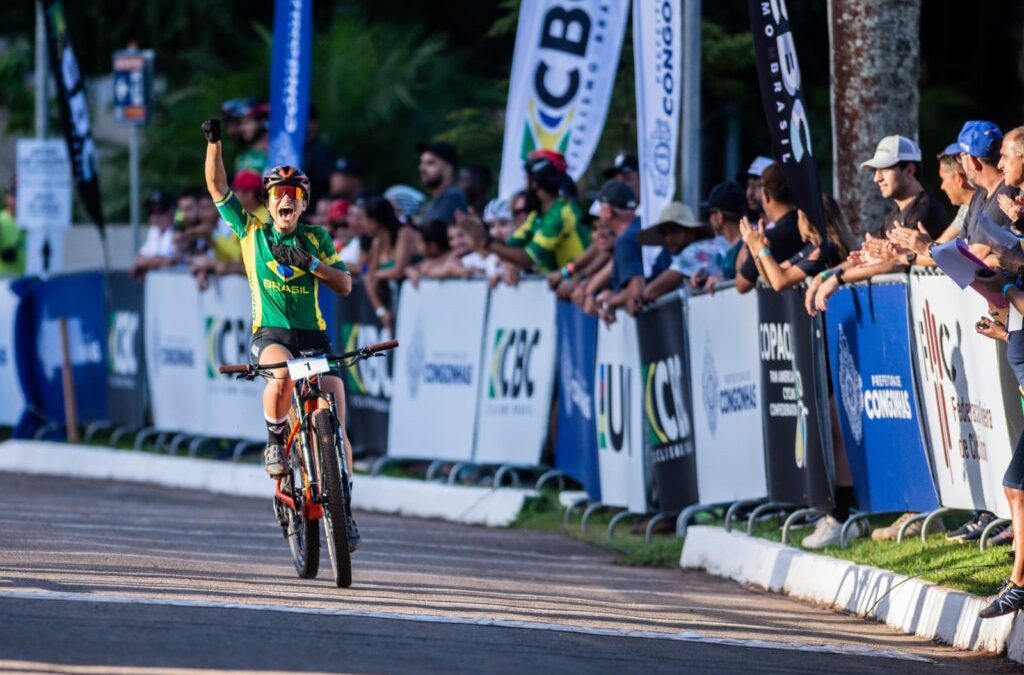 Mario Couto and Iara Caetano win the Eliminator (XCE) race in the Pan-American Mountain Bike