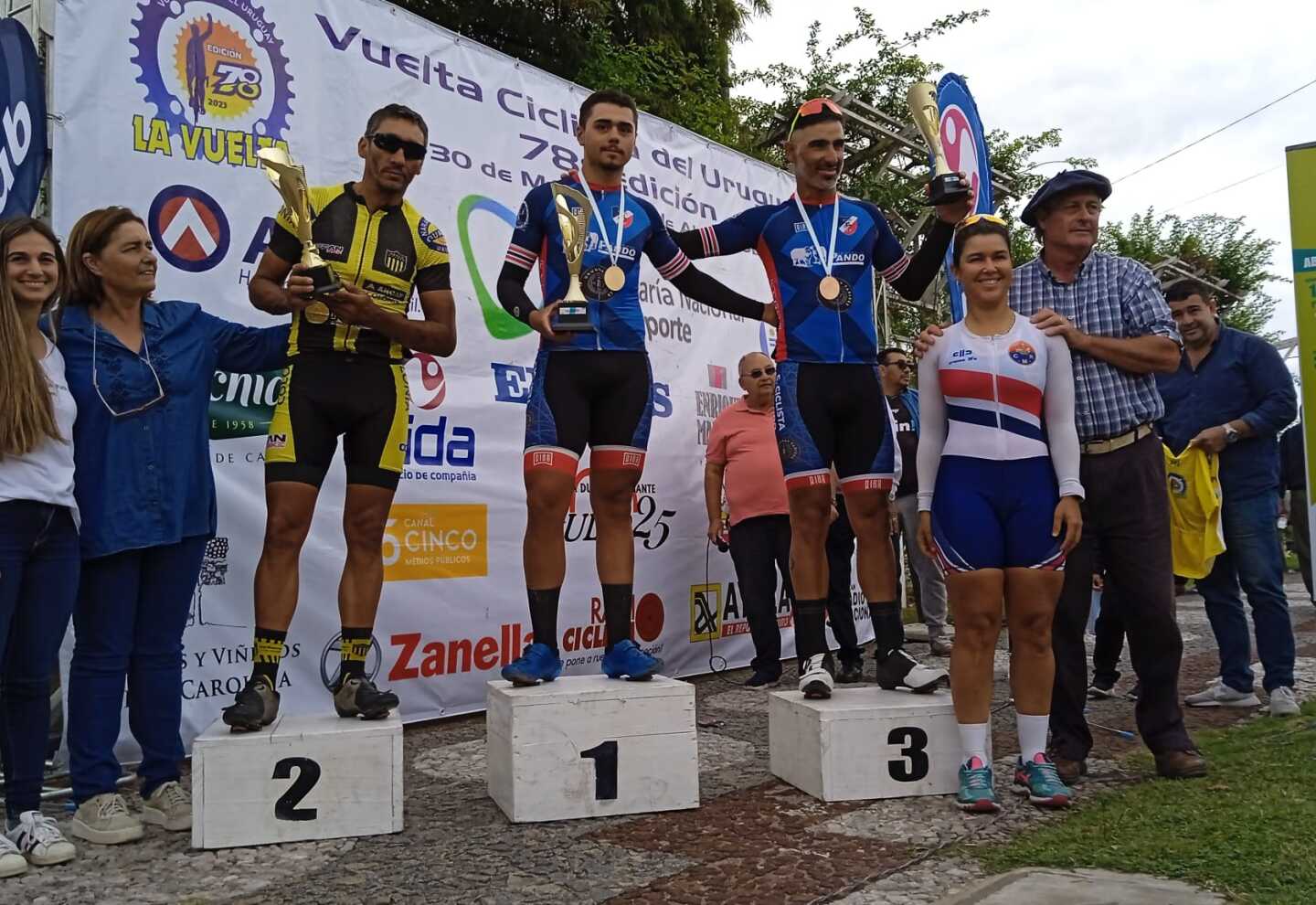El podio simbólico de la tercera etapa de la Vuelta Ciclista del Uruguay.Foto: Melina Trapote.