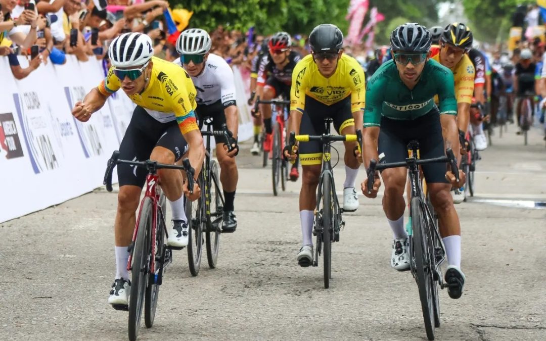 “Supermán” López le gana el duelo a los sprinters en primera etapa de la Vuelta a Colombia 2023