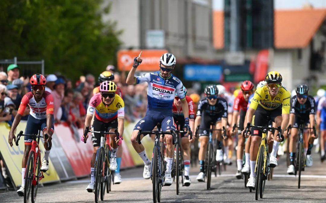 Richard Carapaz entra segundo y asciende al tercer lugar en la Critérium du Dauphiné