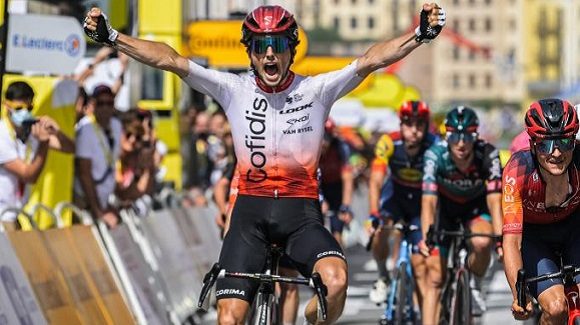 Victor Lafay celebrates his victory in San Sebastián in the second stage of the Tour