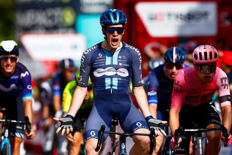 Alberto Dainese superó en el sprint a Filippo Ganna a tres días del cierre de la Vuelta a España