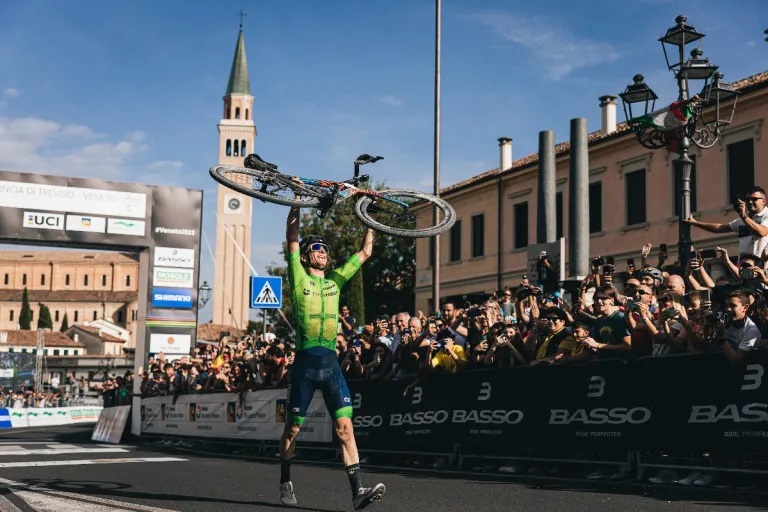 Matej Mohoric, strength and technique to dominate the Gravel World Championship