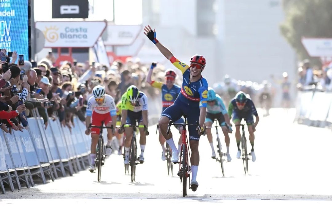Jonathan Milan gana tercera etapa de la Vuelta a Valencia; Santiago Buitrago lo mejor de América