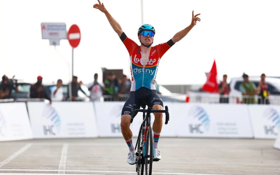 Sorpresa en el cierre del UAE Tour: ¡Lennert Van Eetvelt es el ganador!