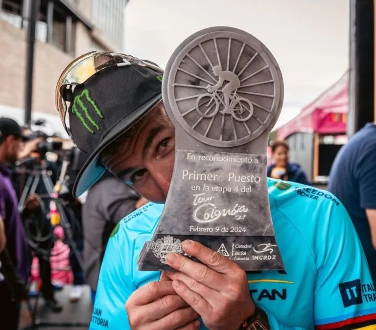 Tour Colombia: Mark Cavendish triunfa en Zipaquirá y Rodrigo Contreras se aferra al liderato