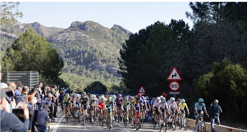 Matej Mohoric atacó en el descenso y ganó la segunda etapa de la Vuelta a la Comunidad Valenciana