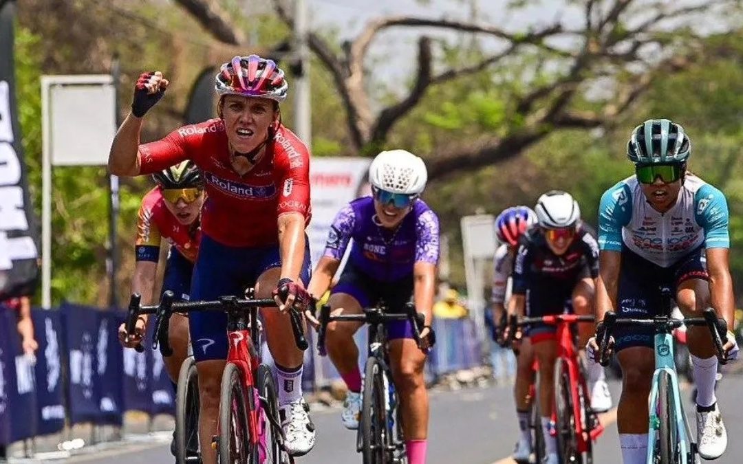 Tamara Dronova wins the third stage of the Tour El Salvador, escorted by Andrea Alzate and Aranza Villalón