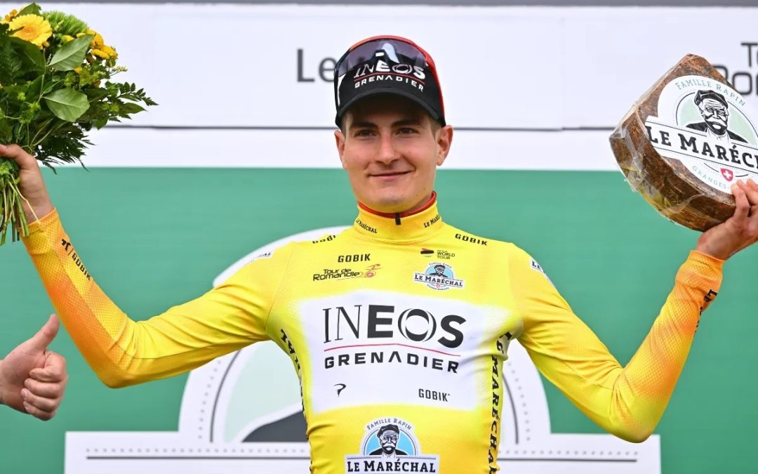 Ineos celebra el título de Carlos Rodríguez en el Tour de Romandía