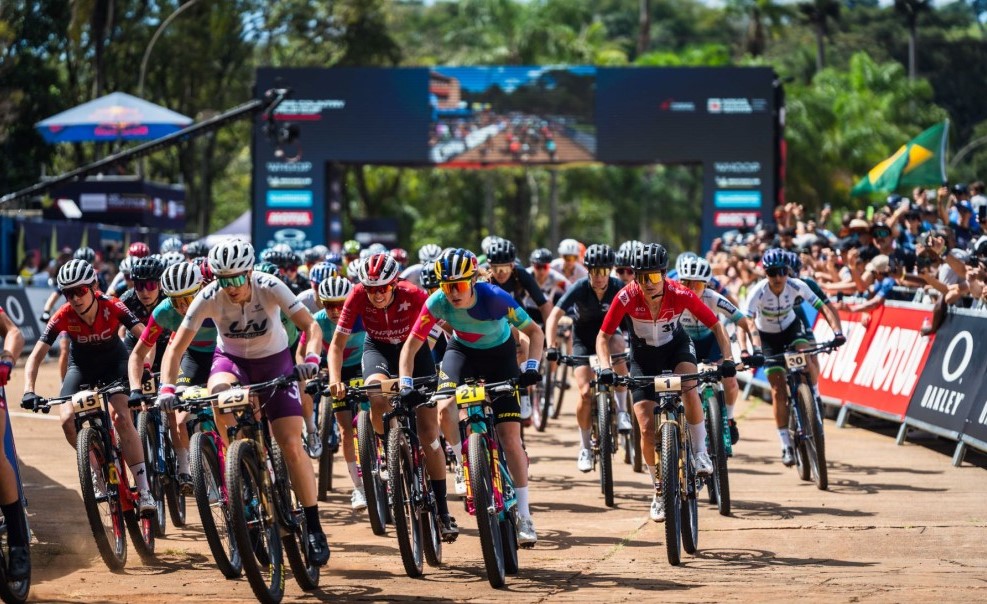 American Batten signs golden double at Araxá XCO World Cup