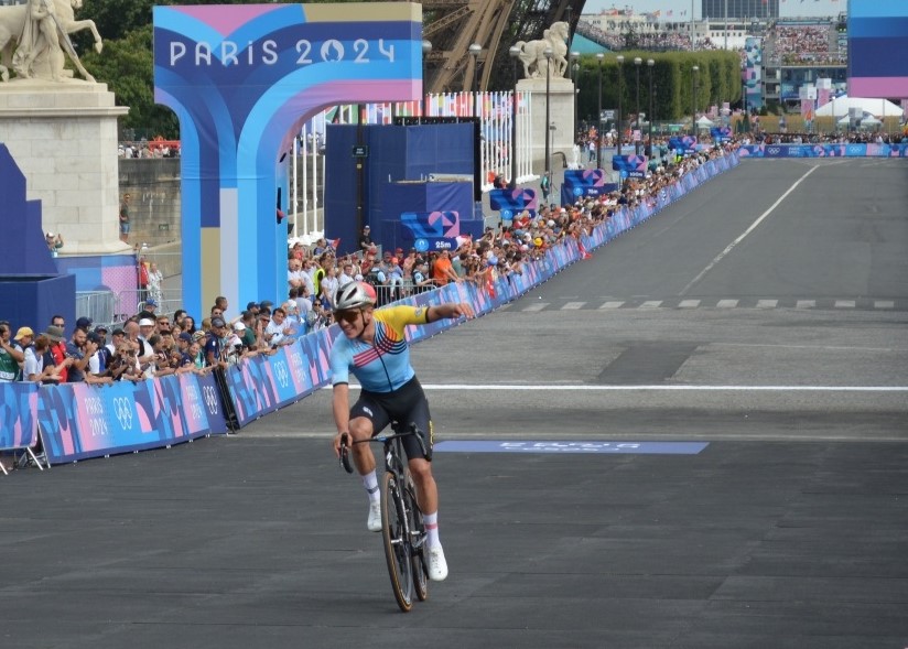 Remco Evenepoel saca doblete olímpico al ganar el oro en la ruta