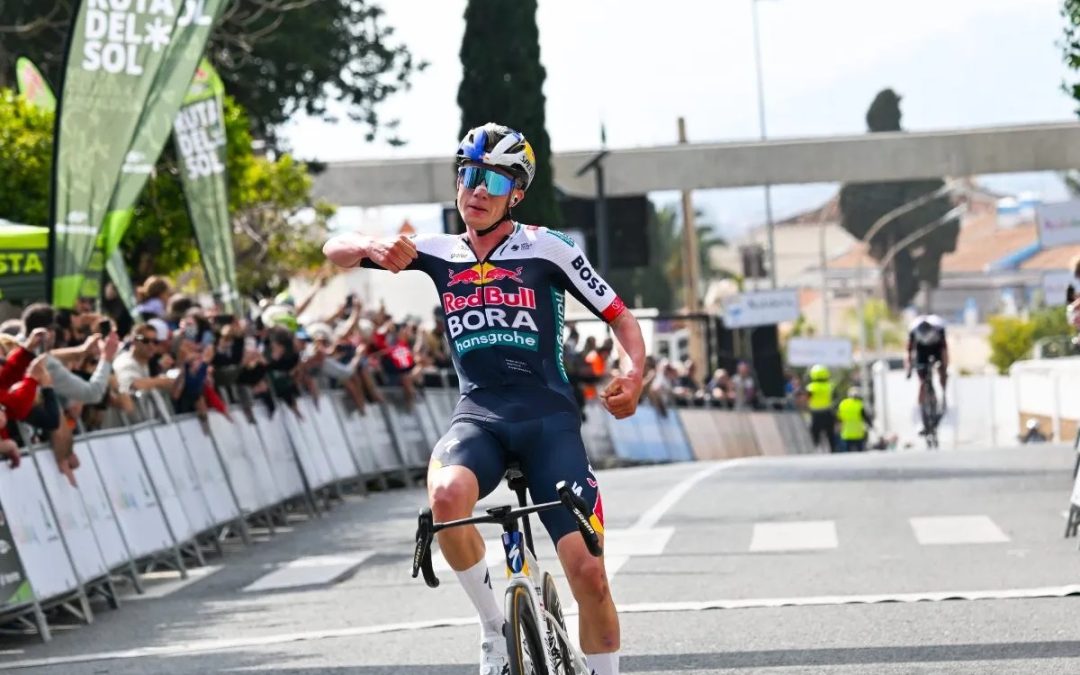 Maxim Van Gils se adueña de la jornada inaugural de la Vuelta a Andalucía