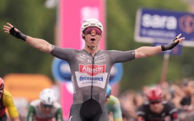 Giro de Italia: Kaden Groves gana en Nápoles accidentada etapa
