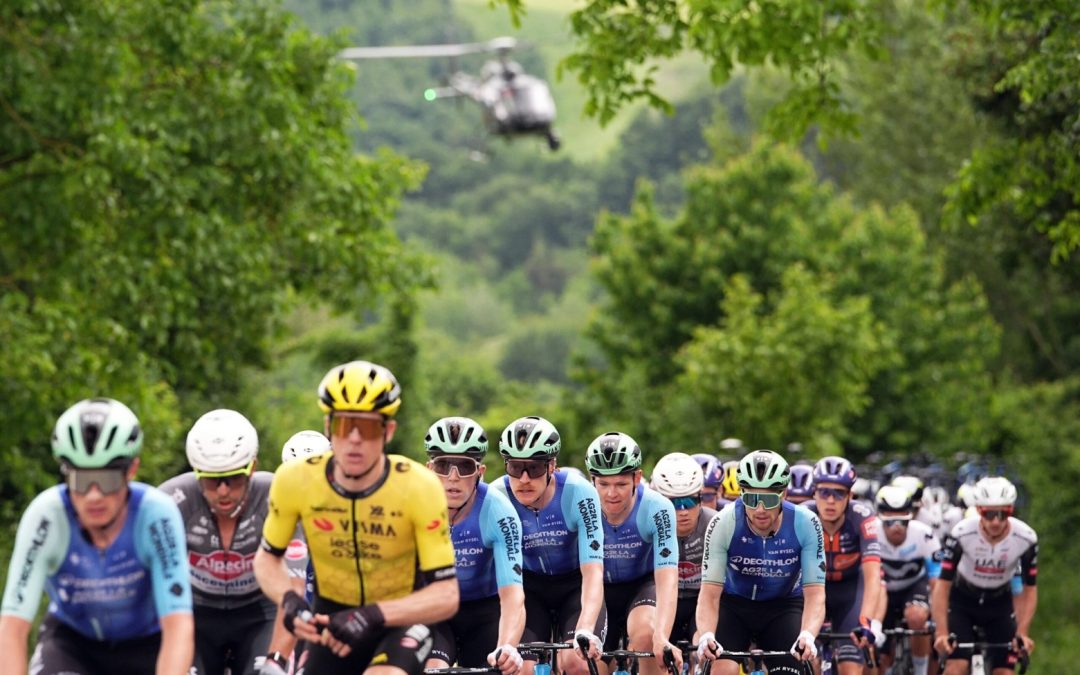 Olav Kooij se apunta en sprint la etapa doce del Giro de Italia