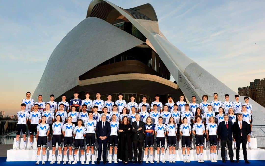 Doce ciclistas de América en el Movistar Team para 2026