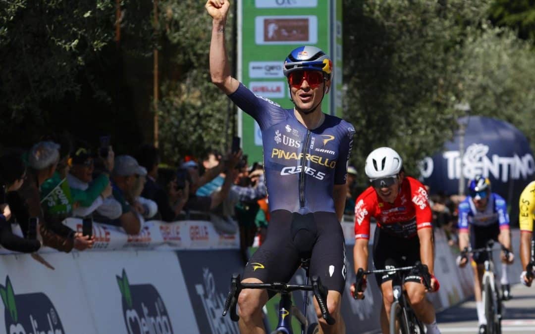 Egan Bernal sube al podio en la tercera etapa del Tour de los Alpes