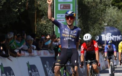 Egan Bernal sube al podio en la tercera etapa del Tour de los Alpes