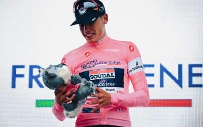 El Giro arranca con una caída masiva y Paul Magnier vestido de rosa