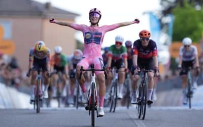 Elisa Balsamo repite la dosis por tercera vez y sigue sin soltar la ‘Maglia Rosa’