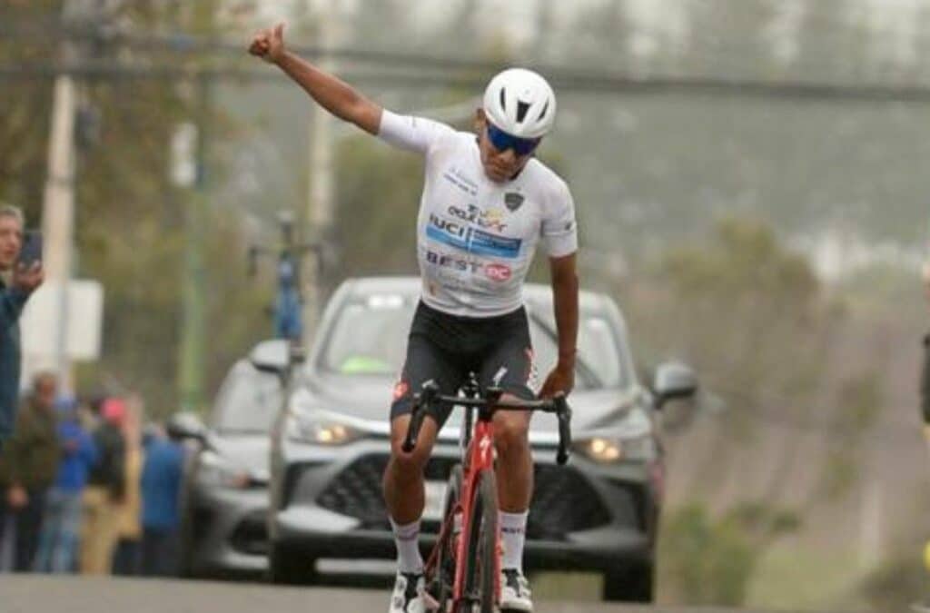 Héctor Álvarez, mejor sub-23 y líder ahora de la Vuelta al Ecuador, tras imponerse en la quinta etapa
