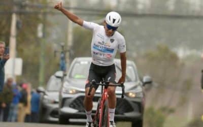 Héctor Álvarez, mejor sub-23 y líder ahora de la Vuelta al Ecuador, tras imponerse en la quinta etapa