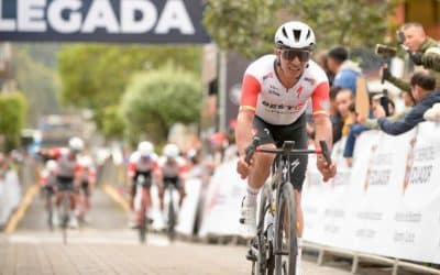 Byron Guamá lidera la jornada inaugural de la Vuelta a Ecuador